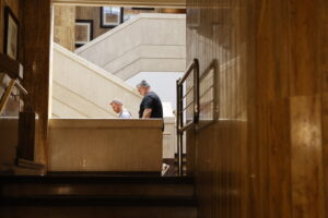 Dos hombres caminando por las escaleras del Ayuntamiento de Soria