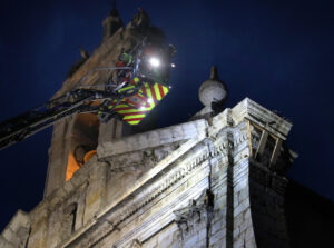 Trabajadores en la rehabilitación de la espadaña de la iglesia de la Virgen de la Calle