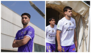 Jugadores del Palencia Cristo Atlético posando en sus camisetas