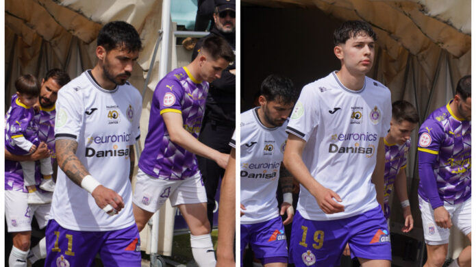 Mikel Prieto y Adrián Acero saliendo al campo con sus compañeros