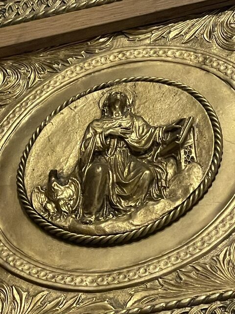 Relieve dorado de la Asunción de la Virgen en el retablo
