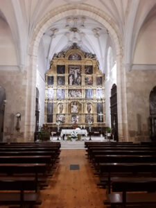 Vista del retablo mayor en la iglesia de San Pedro en Fuentes de Nava
