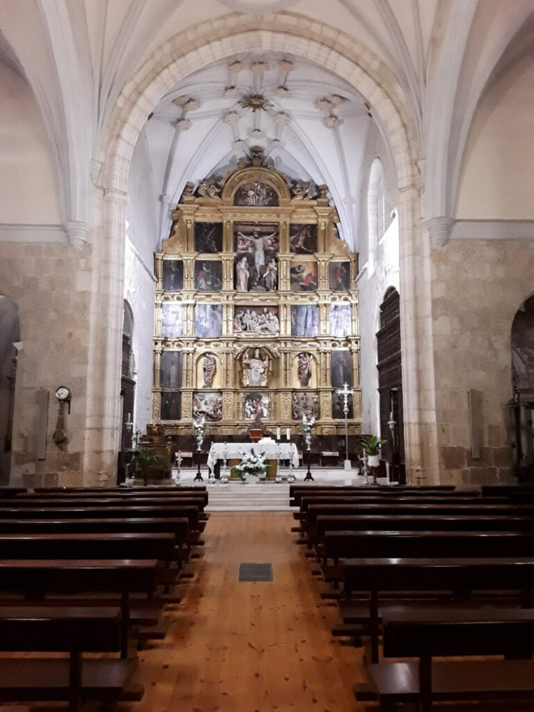 Vista del retablo mayor en la iglesia de San Pedro en Fuentes de Nava