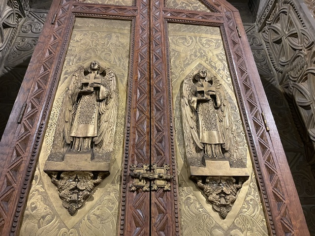 Detalles del retablo mayor en el monasterio de San Isidro de Dueñas