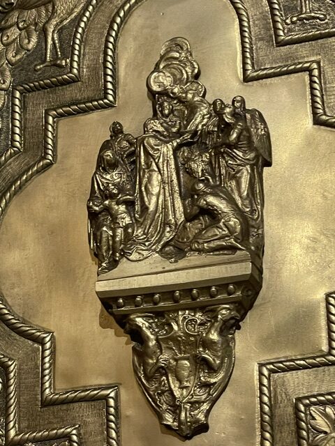 Retablo mayor de la iglesia de San Isidro en Dueñas con figuras religiosas.