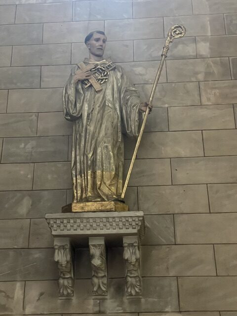 Estatua de San Isidro en el retablo de la iglesia de Dueñas