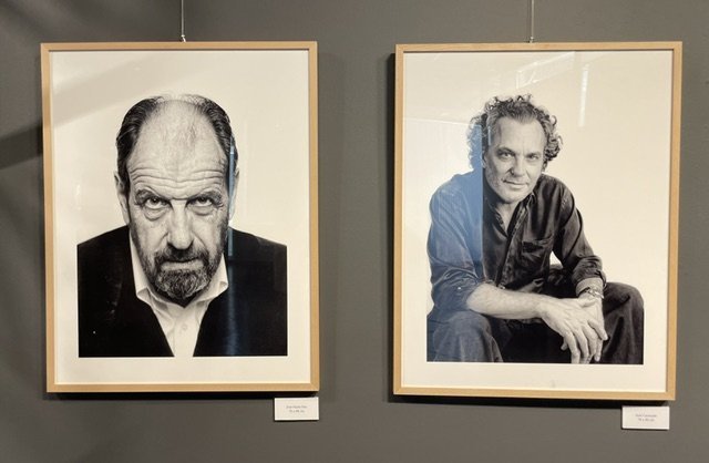 Retratos en blanco y negro de personajes en la exposición de Pepe Castro.