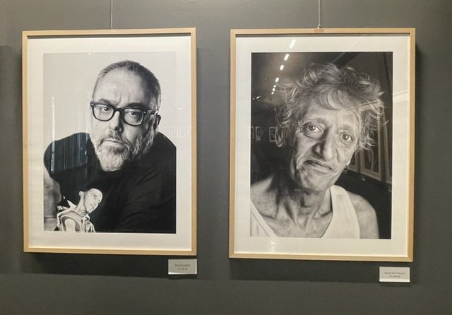 Retrato en blanco y negro de dos personajes en la exposición de Pepe Castro.
