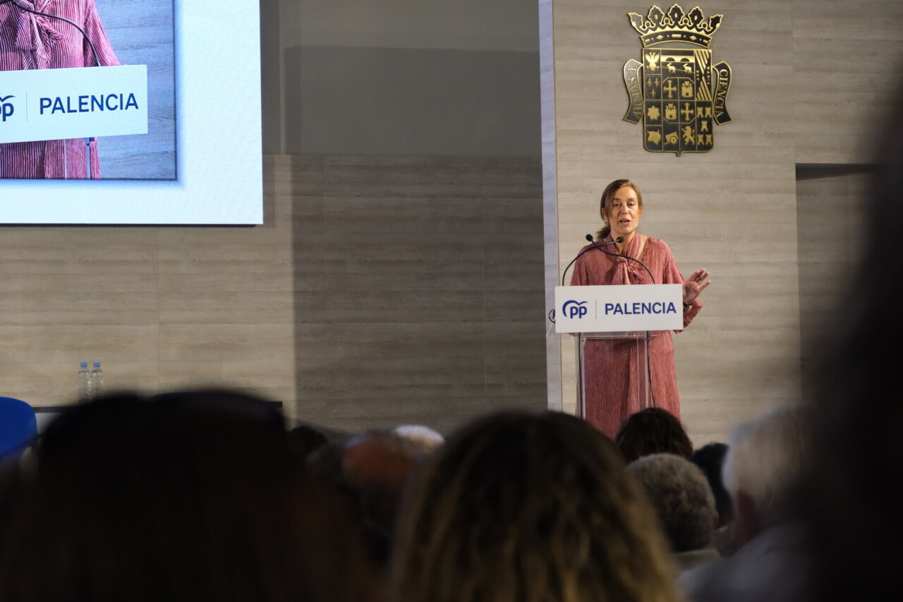 Ángeles Armisén hablando en la reunión intermunicipal del PP en Palencia
