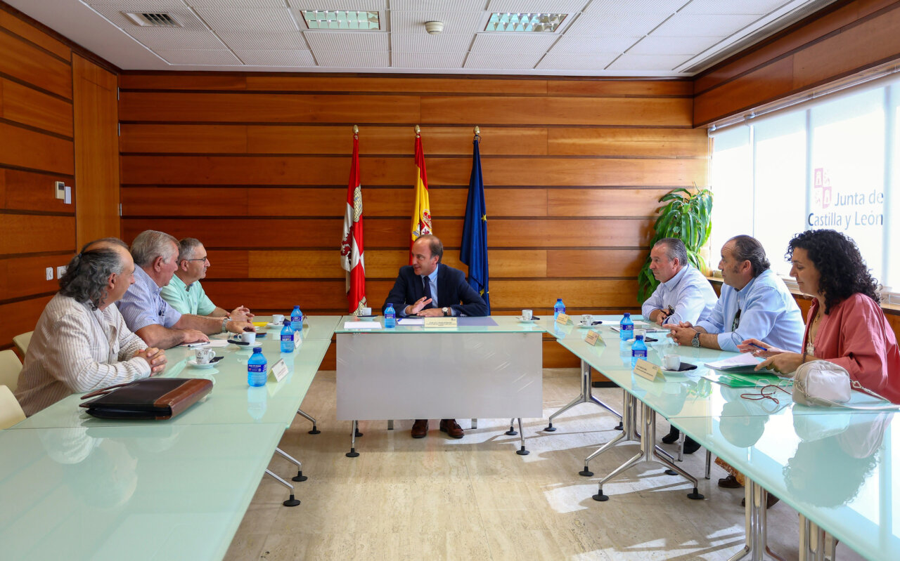 Reunión del consejero de Agricultura con representantes del sector cerealista en Palencia.