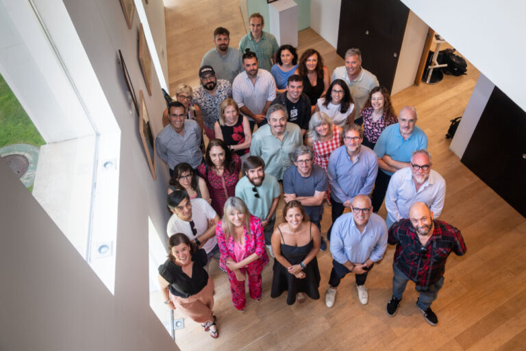 Grupo de profesionales en la Asamblea General de la Academia del Audio en Madrid