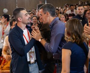 Roberto Osorno en el congreso de Juventudes Socialistas interactuando con otros miembros.