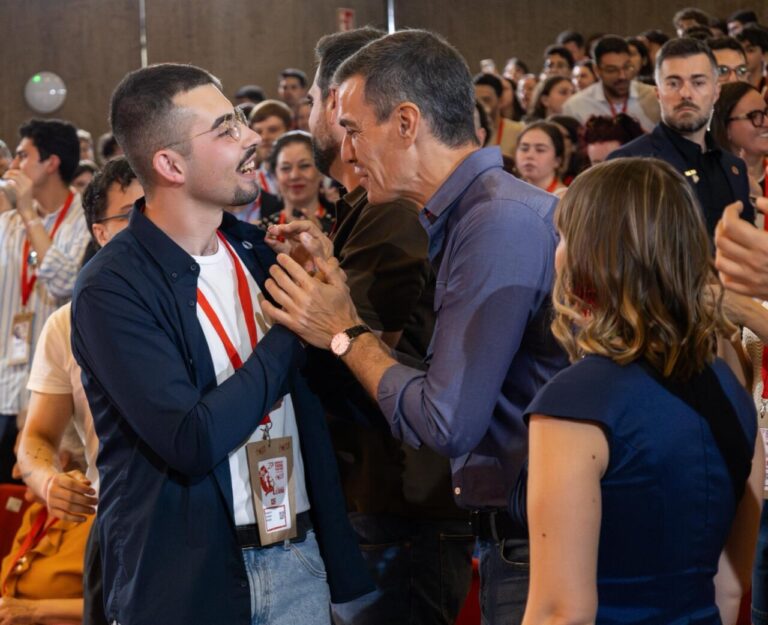 Roberto Osorno en el congreso de Juventudes Socialistas interactuando con otros miembros.