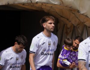 Rubén Vallejo caminando con compañeros en el Palencia Cristo Atlético