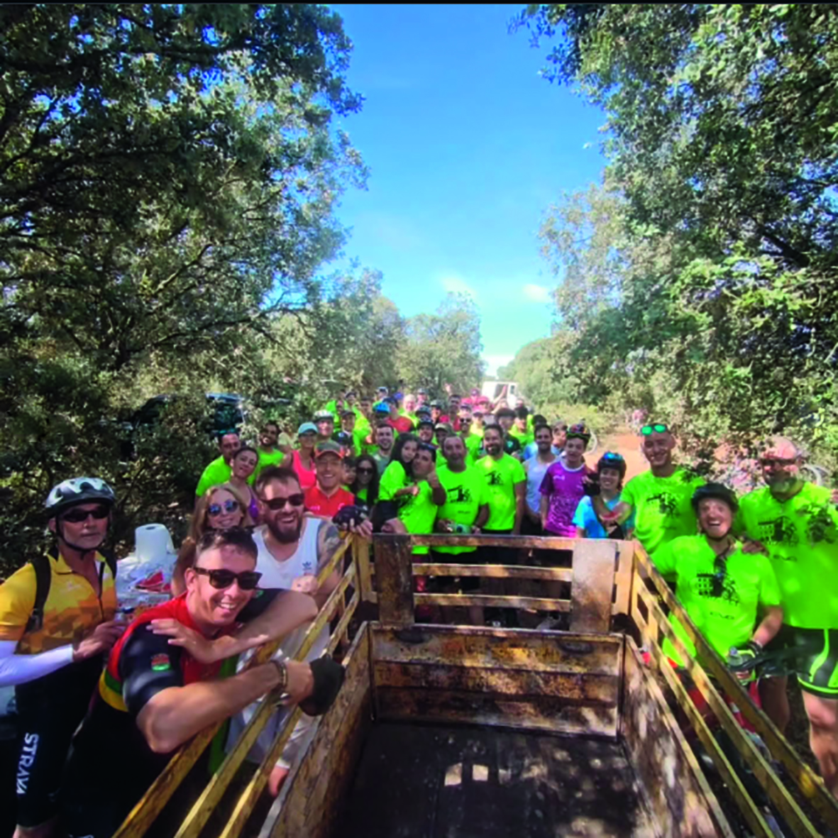 Grupo de ciclistas sonrientes en la Ruta Calzada 2026