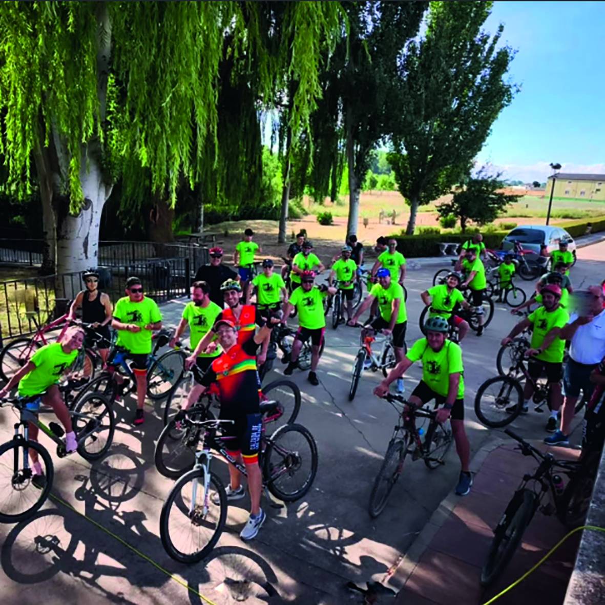 Grupo de ciclistas con camisetas verdes en la Ruta Calzada