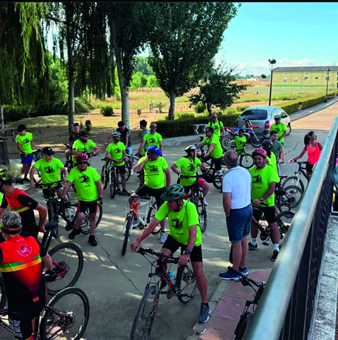 Grupo de ciclistas preparados para participar en la Ruta Calzada.