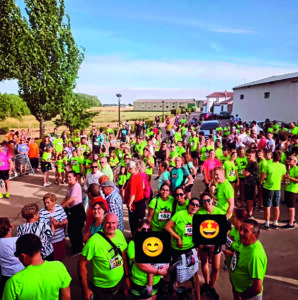 Grupo de personas en camiseta verde en evento deportivo en Calzada de los Molinos