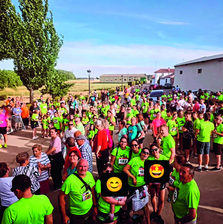 Grupo de personas en camiseta verde en evento deportivo en Calzada de los Molinos