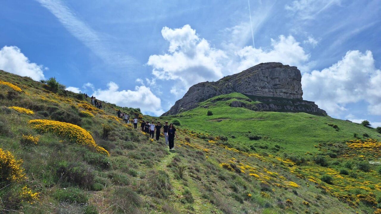 Grupo de escolares en una salida de campo en el Geoparque Las Loras