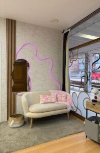 Interior del Centro de Estética La Bonita con sofá y decoración moderna
