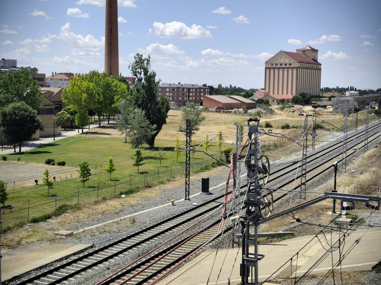 Vista del viaducto Salto de Carnero en Palencia con vías de tren
