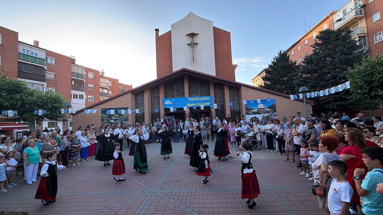 Celebración de las fiestas patronales en San Antonio, Palencia con bailes tradicionales.