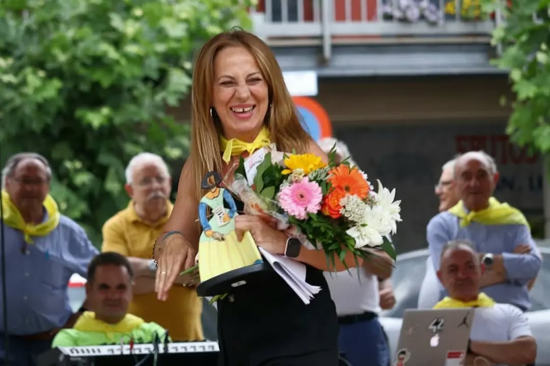 Celia Gabarri sonríe mientras sostiene un ramo de flores y una figura