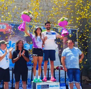 Sara García y Mohammed Ettoumi celebrando su victoria en el circuito Palencia Legua a Legua