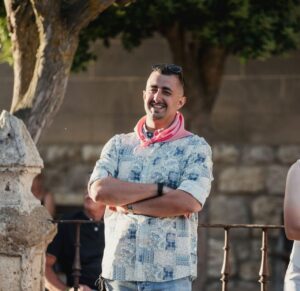 Sergio Celada, concejal de Fiestas de Grijota, sonriendo en un evento