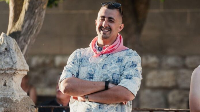 Sergio Celada, concejal de Fiestas de Grijota, sonriendo en un evento