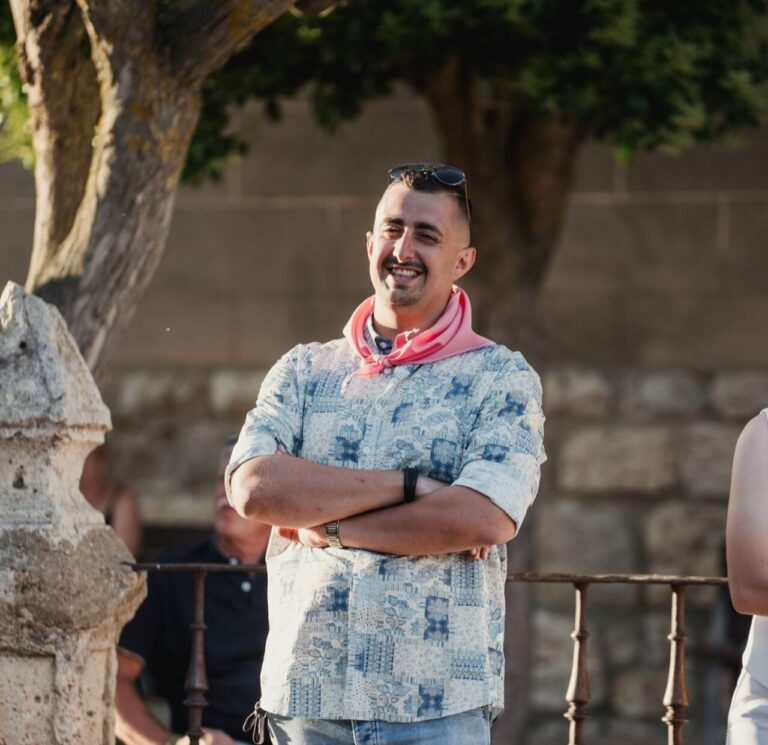 Sergio Celada, concejal de Fiestas de Grijota, sonriendo en un evento