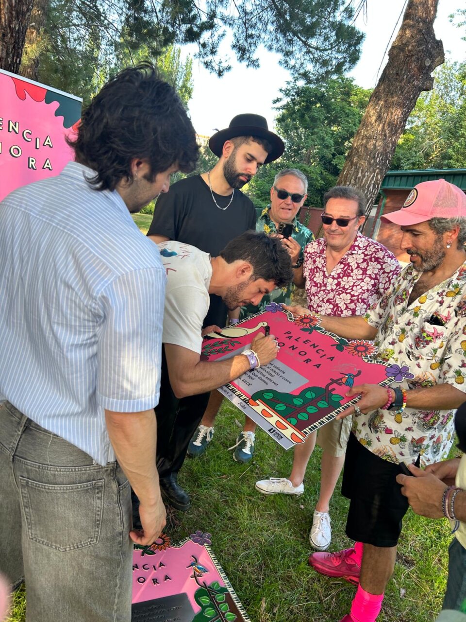 Grupo de personas firmando un cartel en el Bosque Sonoro de Palencia.