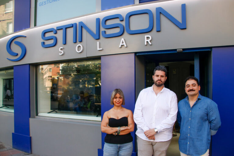 Equipo de Stinson Solar frente a su oficina en Palencia