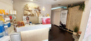 Recepción del centro de estética T Cuida Isa con productos de belleza