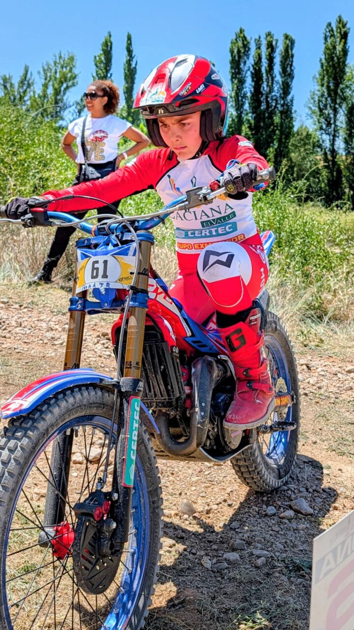 Niño compitiendo en el campeonato de trial en Tabanera de Cerrato