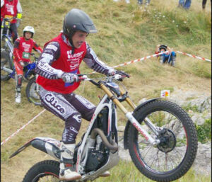 Piloto de trial superando un obstáculo en Tabanera de Cerrato