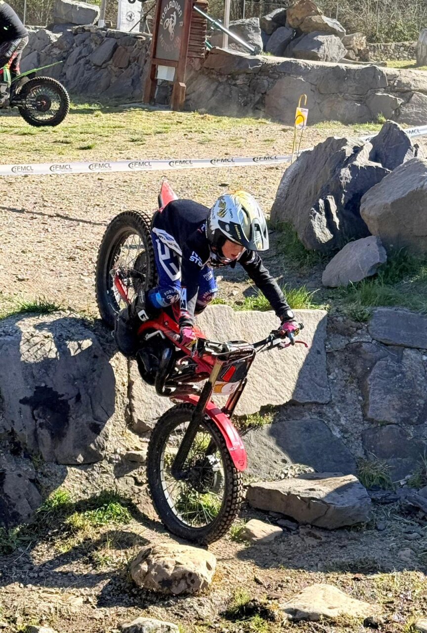 Piloto de trial superando un obstáculo en Tabanera de Cerrato