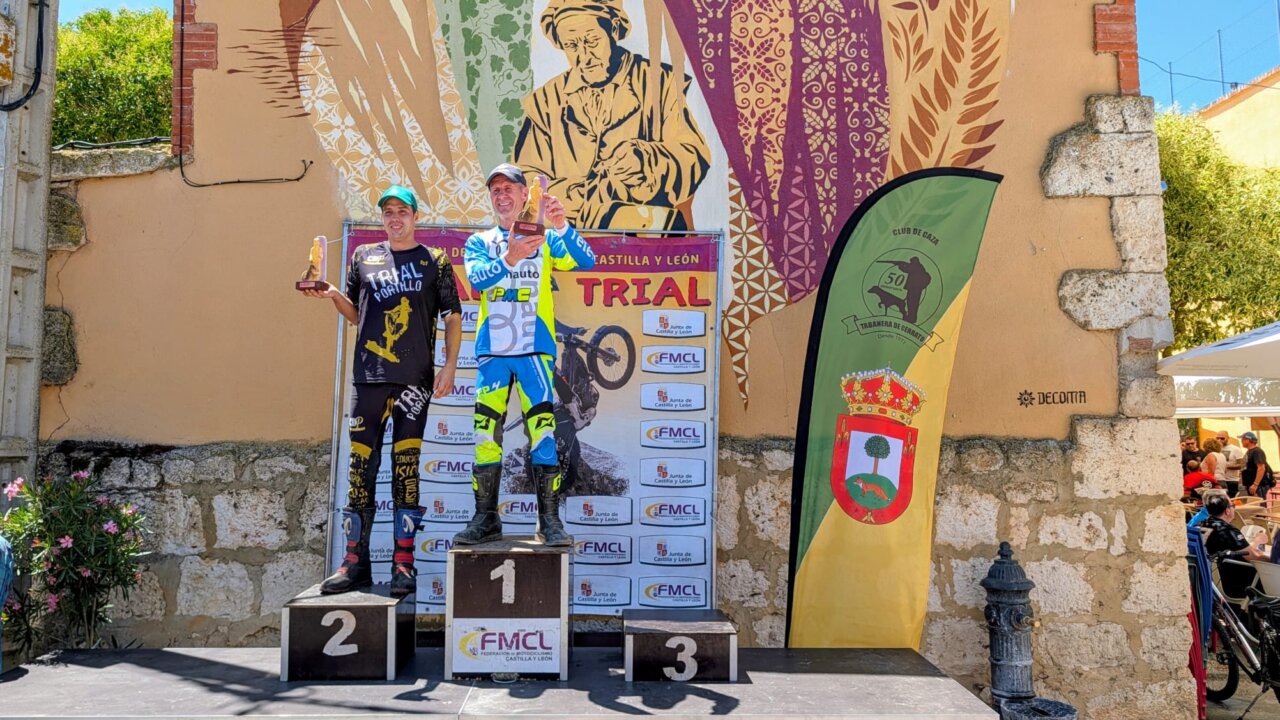 Pilotos en el podio del Campeonato de Trial en Tabanera de Cerrato