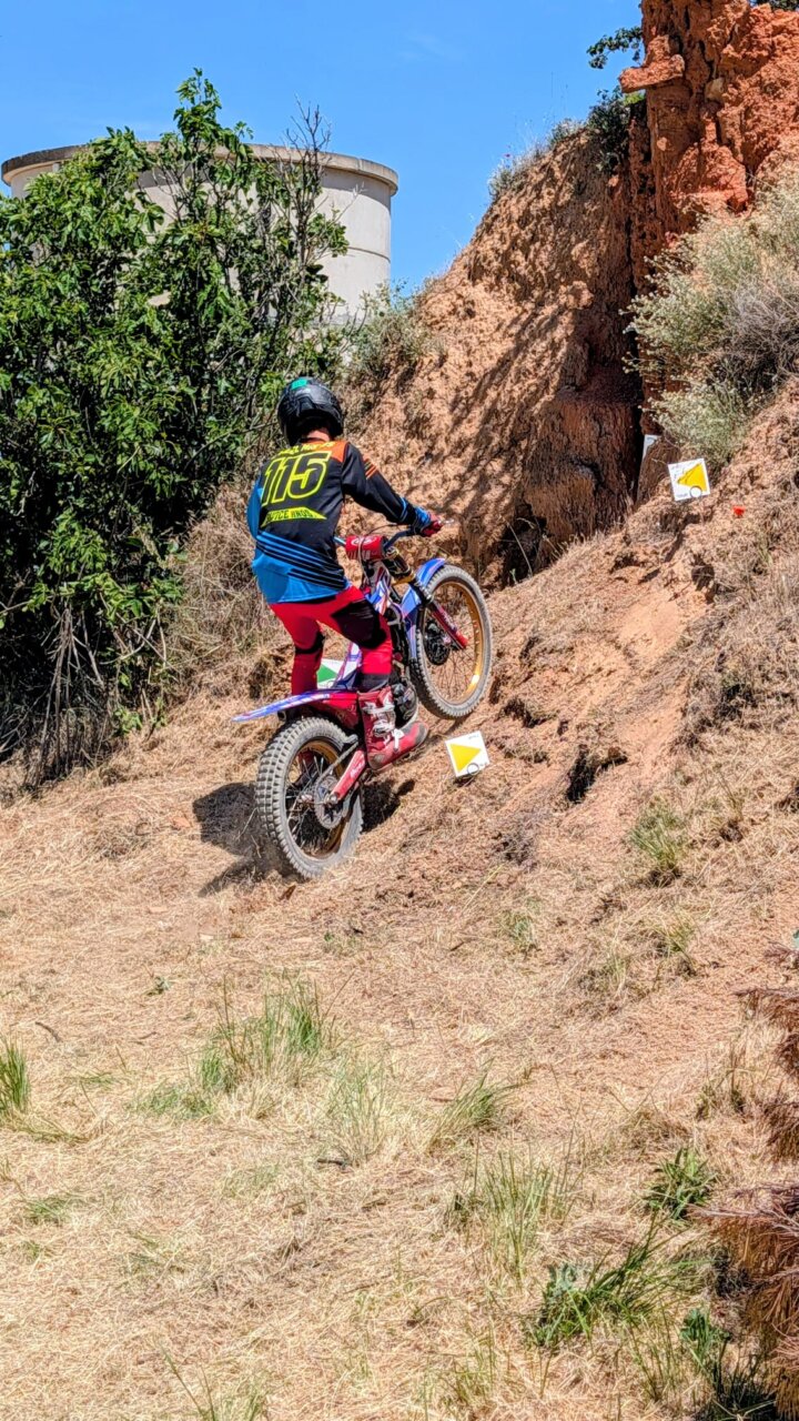 Piloto compitiendo en el campeonato de Trial en Tabanera de Cerrato