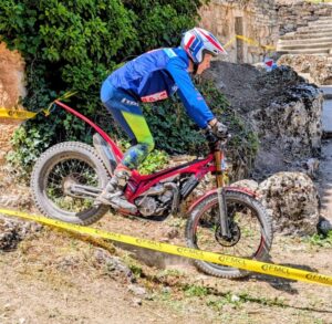 Piloto compitiendo en el Campeonato de Trial en Tabanera de Cerrato