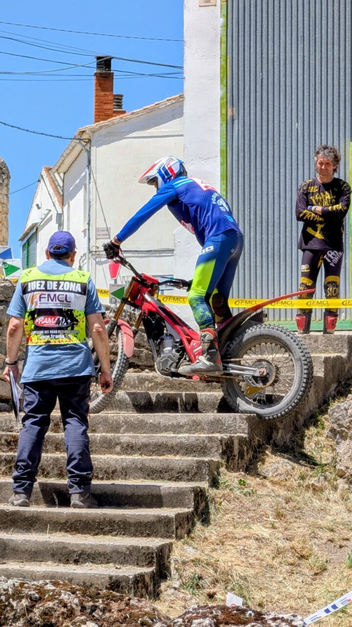 Piloto de trial en Tabanera de Cerrato superando un obstáculo con su moto.