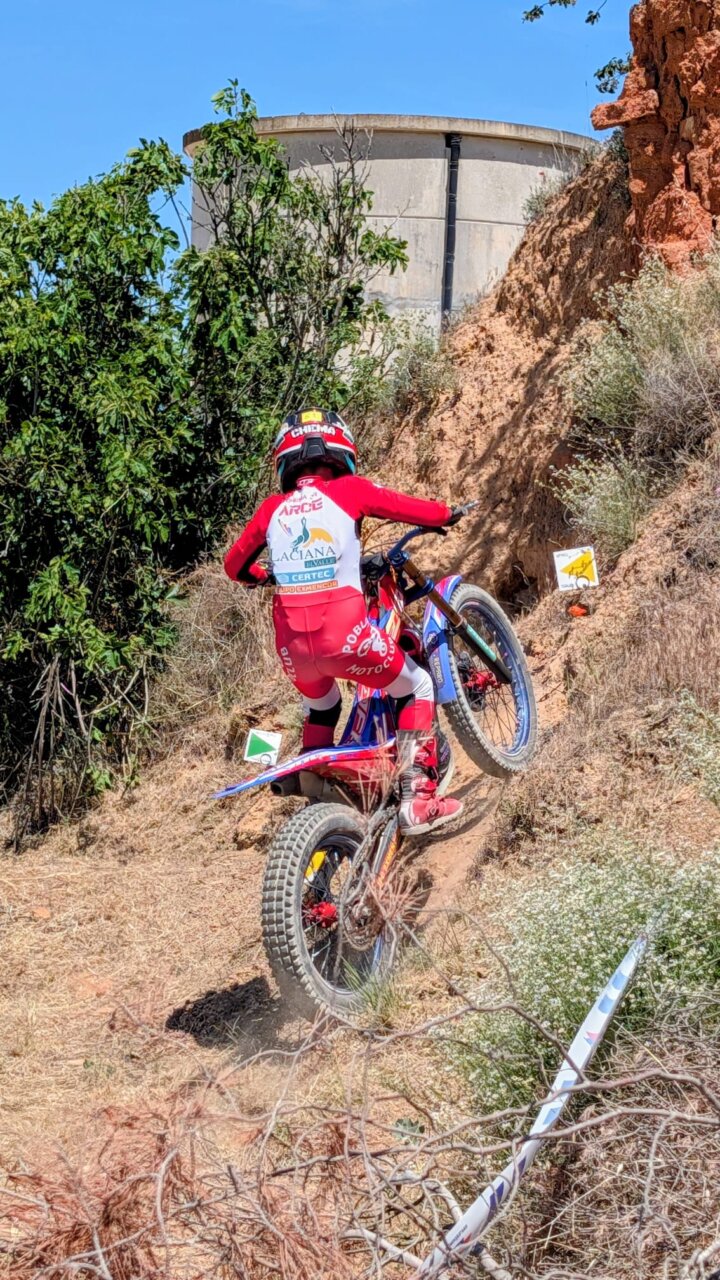 Piloto en acción durante el campeonato de Trial en Tabanera de Cerrato