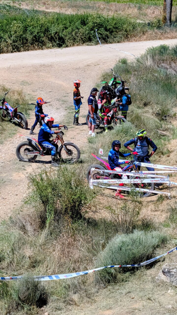 Pilotos y motos en la competición de trial en Tabanera de Cerrato