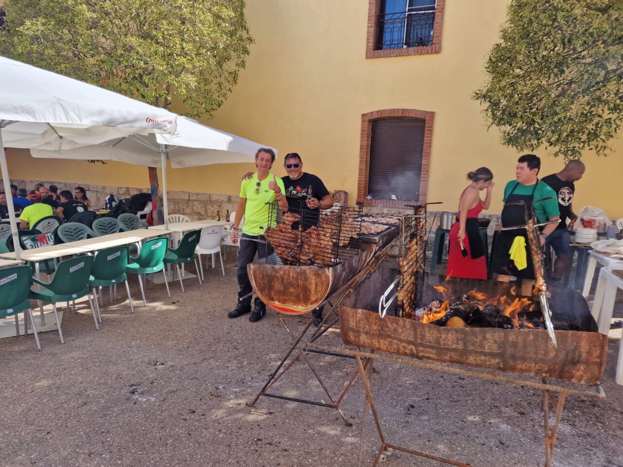 Participantes en una jornada motera disfrutando de una comida al aire libre