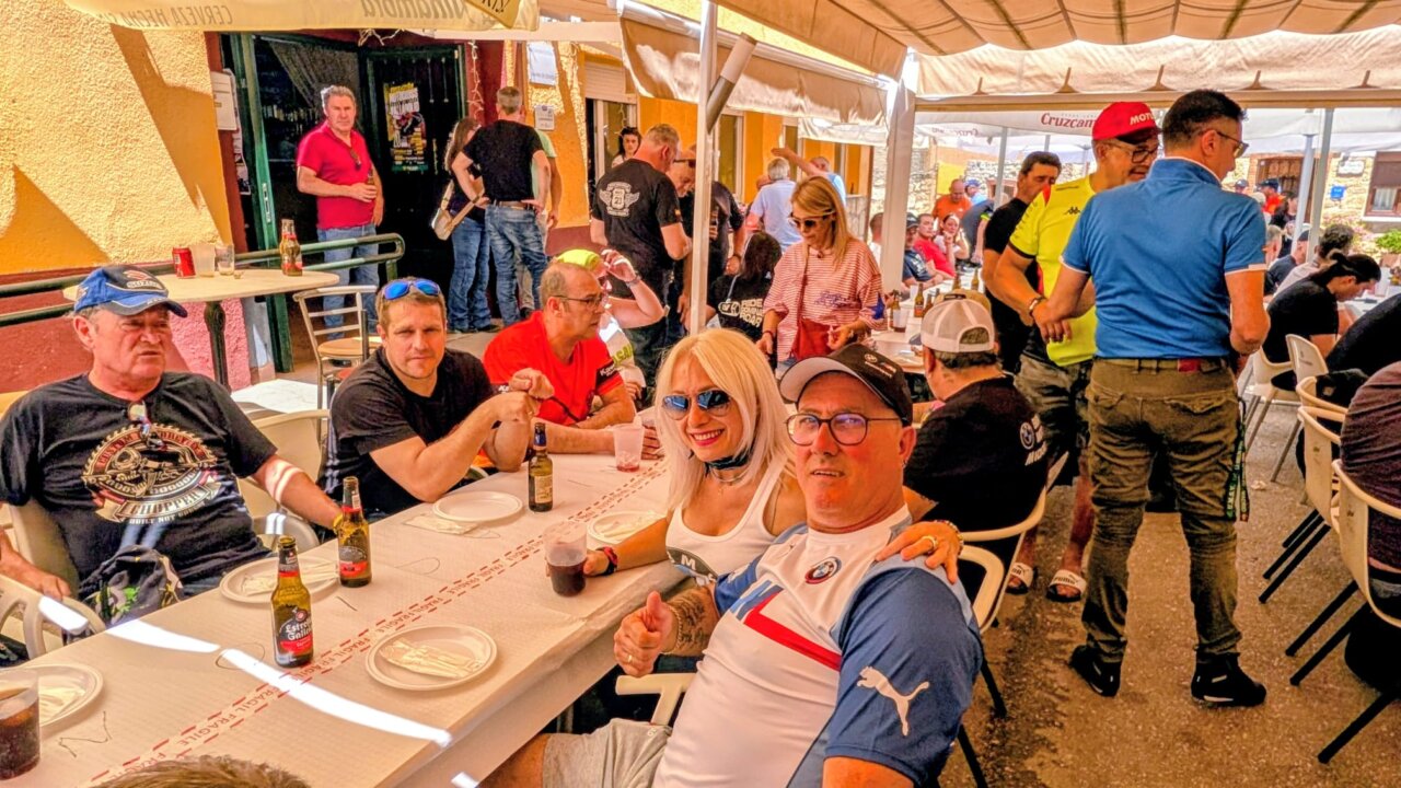 Grupo de personas disfrutando de una comida en Tabanera de Cerrato