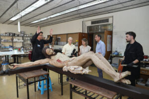 Grupo de personas trabajando en la restauración de una obra de arte en Palencia