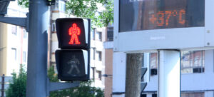 Semáforo en rojo con temperatura de 37 grados en Palencia