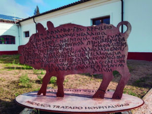 Escultura de la Tessera Hospitalis en Herrera de Pisuerga