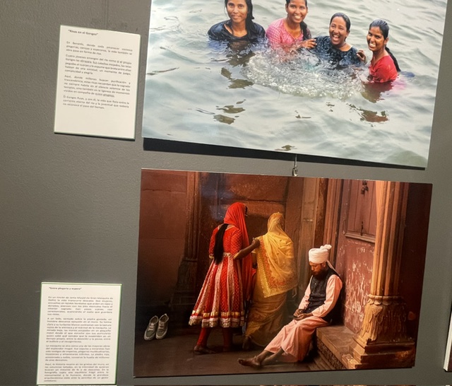 Fotografía de mujeres en el río Ganges y personas en un templo en India.